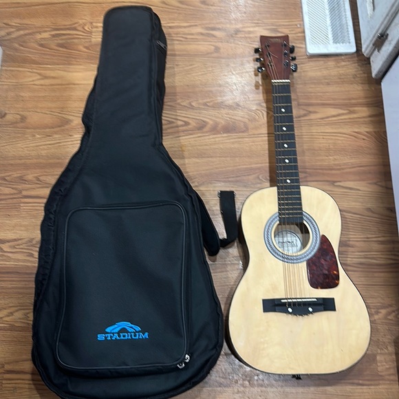 First Act beginners guitar with Stadium case - Picture 1 of 3